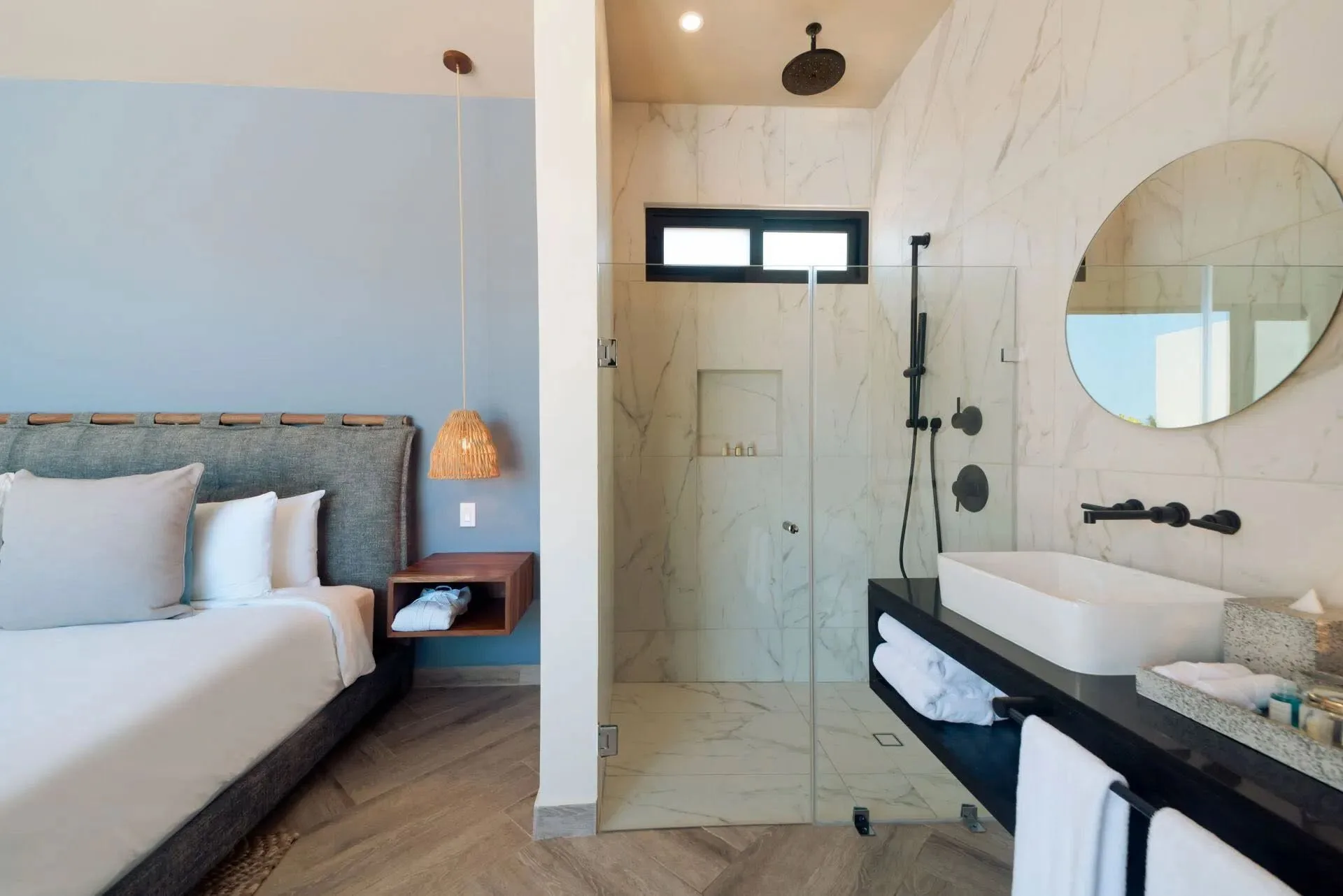 LUXURY PENTHOUSE on the Lagoon with Water View and Private Roof Top Pool photo 2