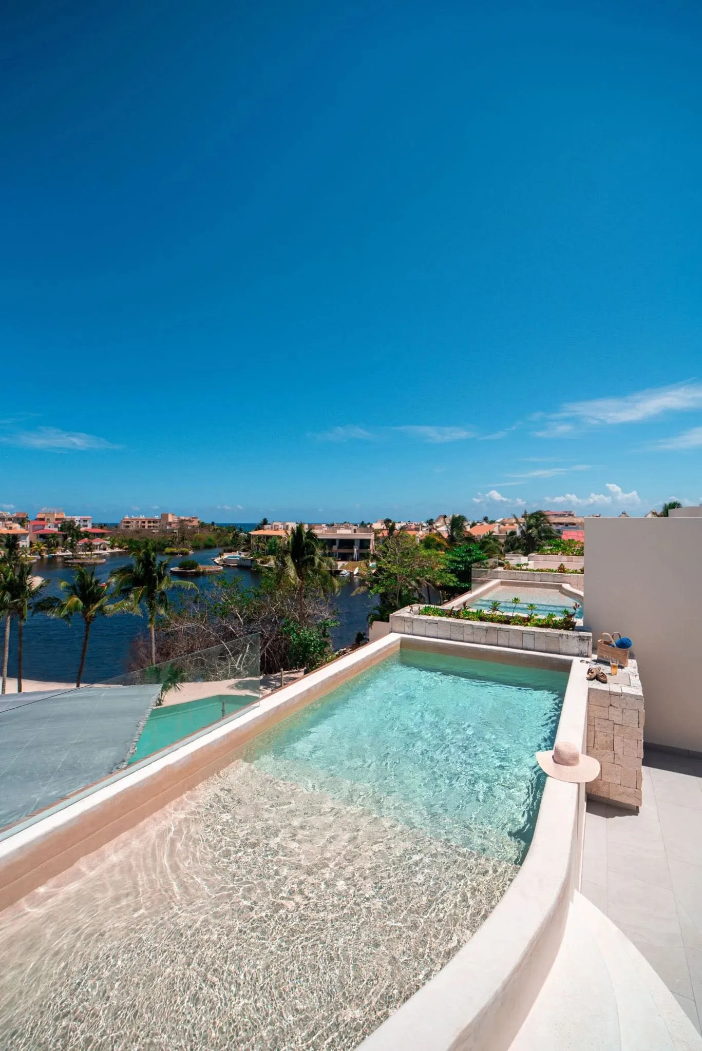 Luxury Penthouse #4 - 3 bedroom Lagoon View and Private Roof Top Pool photo 1