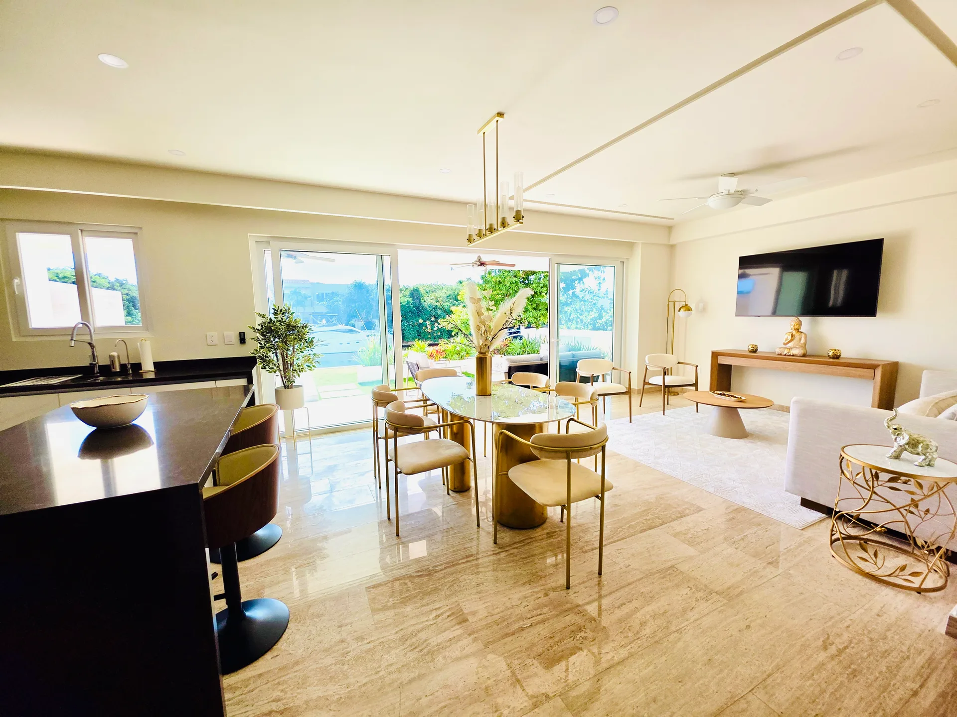 Beautifully Designed Modern 2 Bedroom with Canal View photo 3