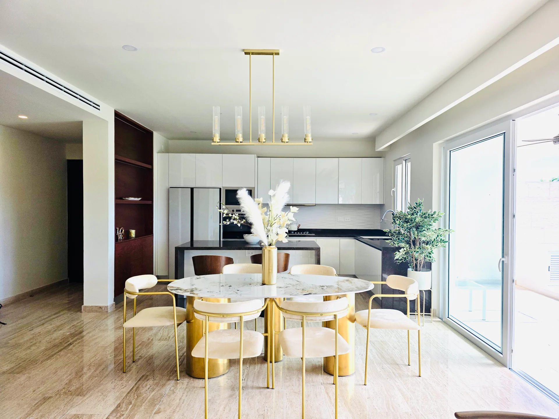 Beautifully Designed Modern 2 Bedroom with Canal View photo 2