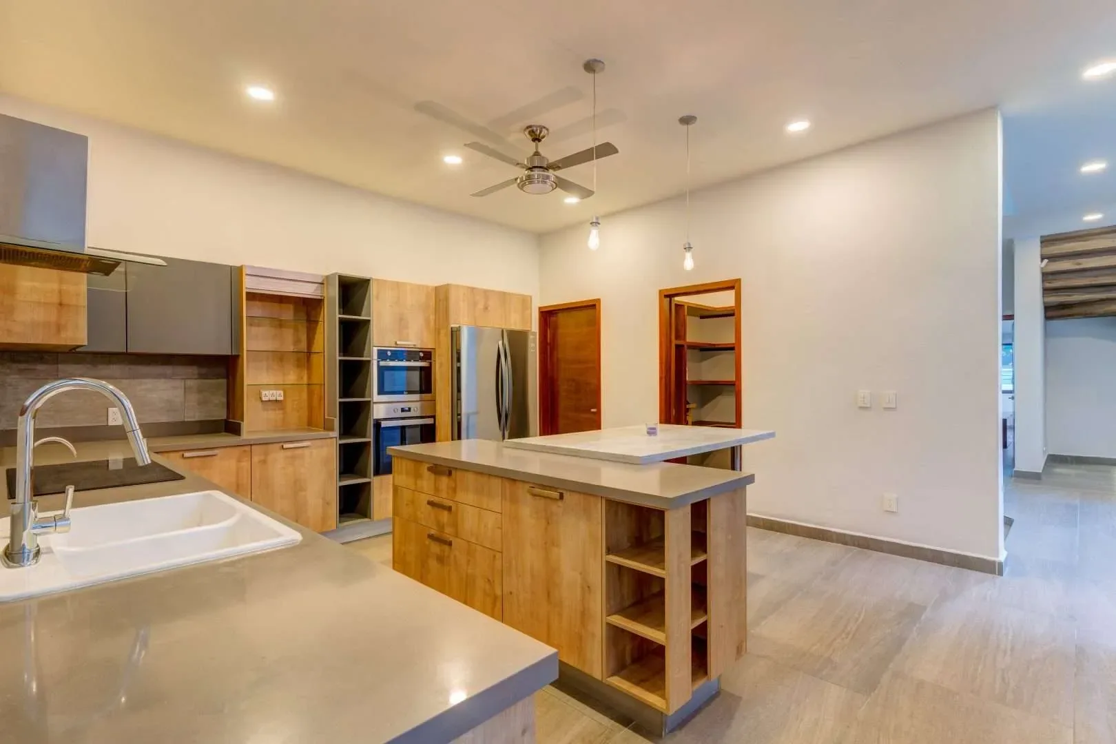 Contemporary 4 Bedroom Villa with High Ceilings and Access to Golf Course photo 5