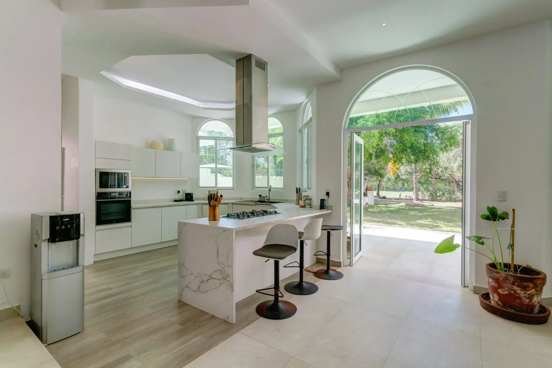 Elegant 5 Bedroom house + Guest House on Golf Course photo 2