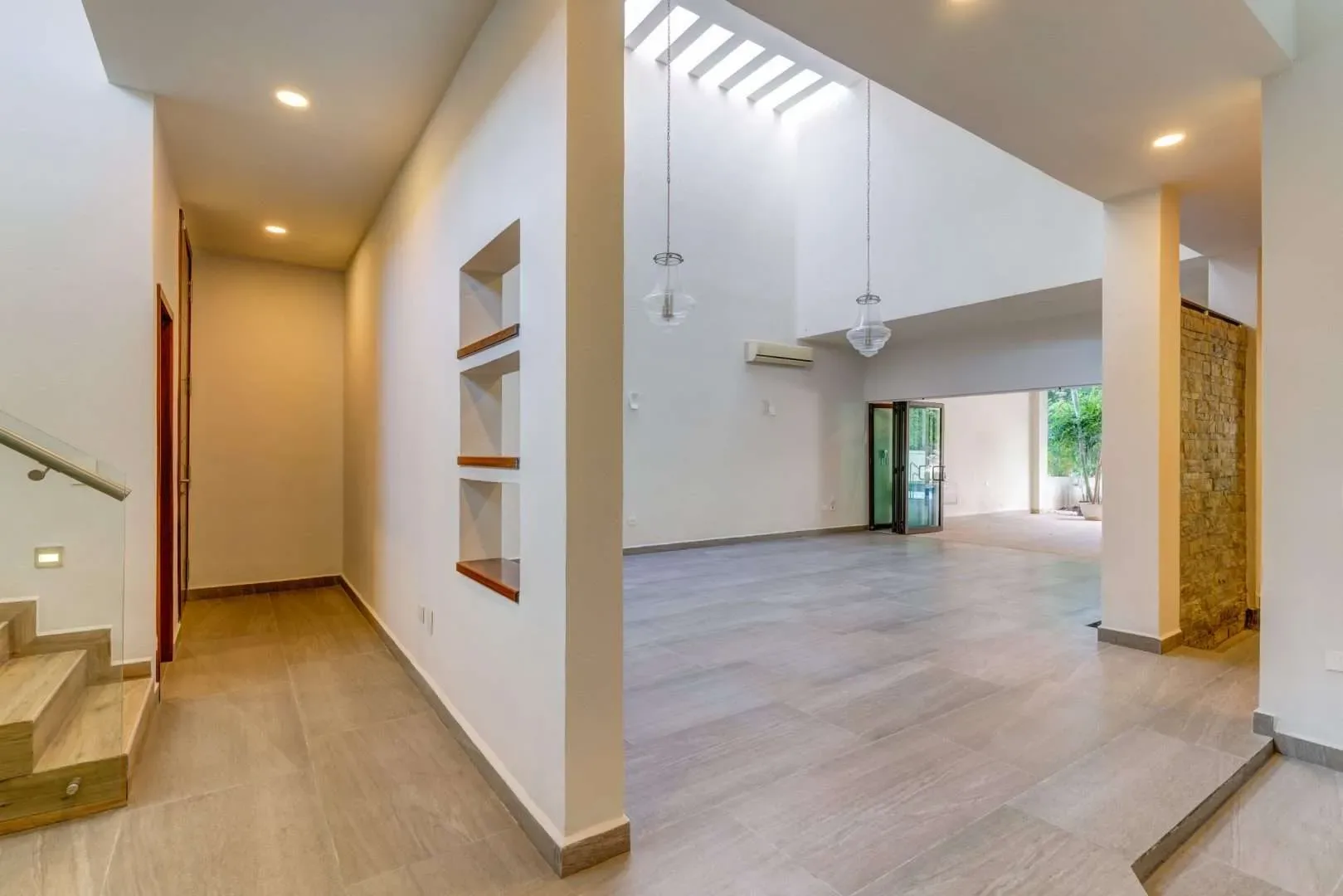 Contemporary 4 Bedroom Villa with High Ceilings and Access to Golf Course photo 2