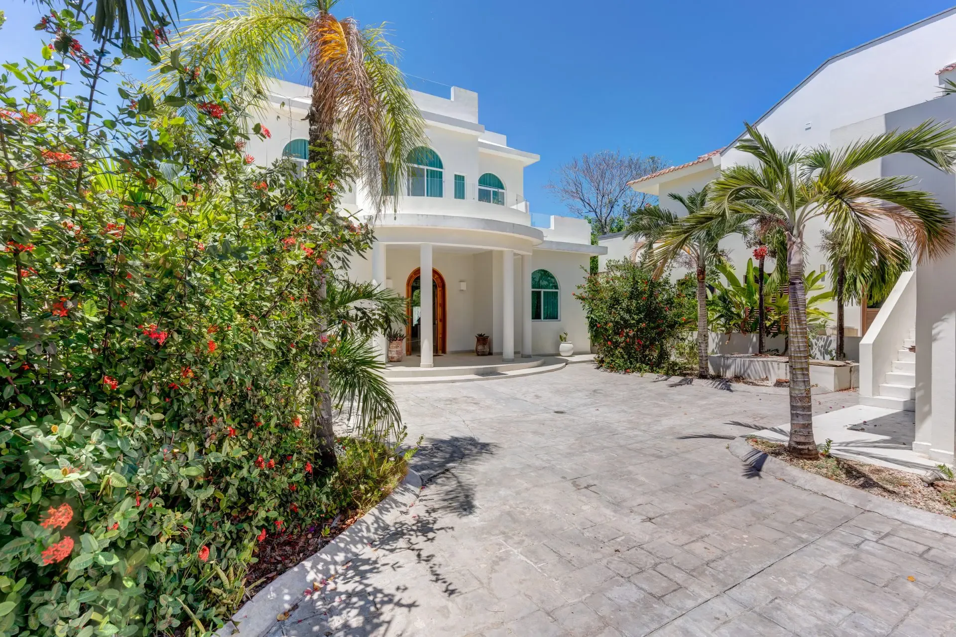 Elegant 4 Bedroom house + Guest House on Golf Course (copy) photo 1