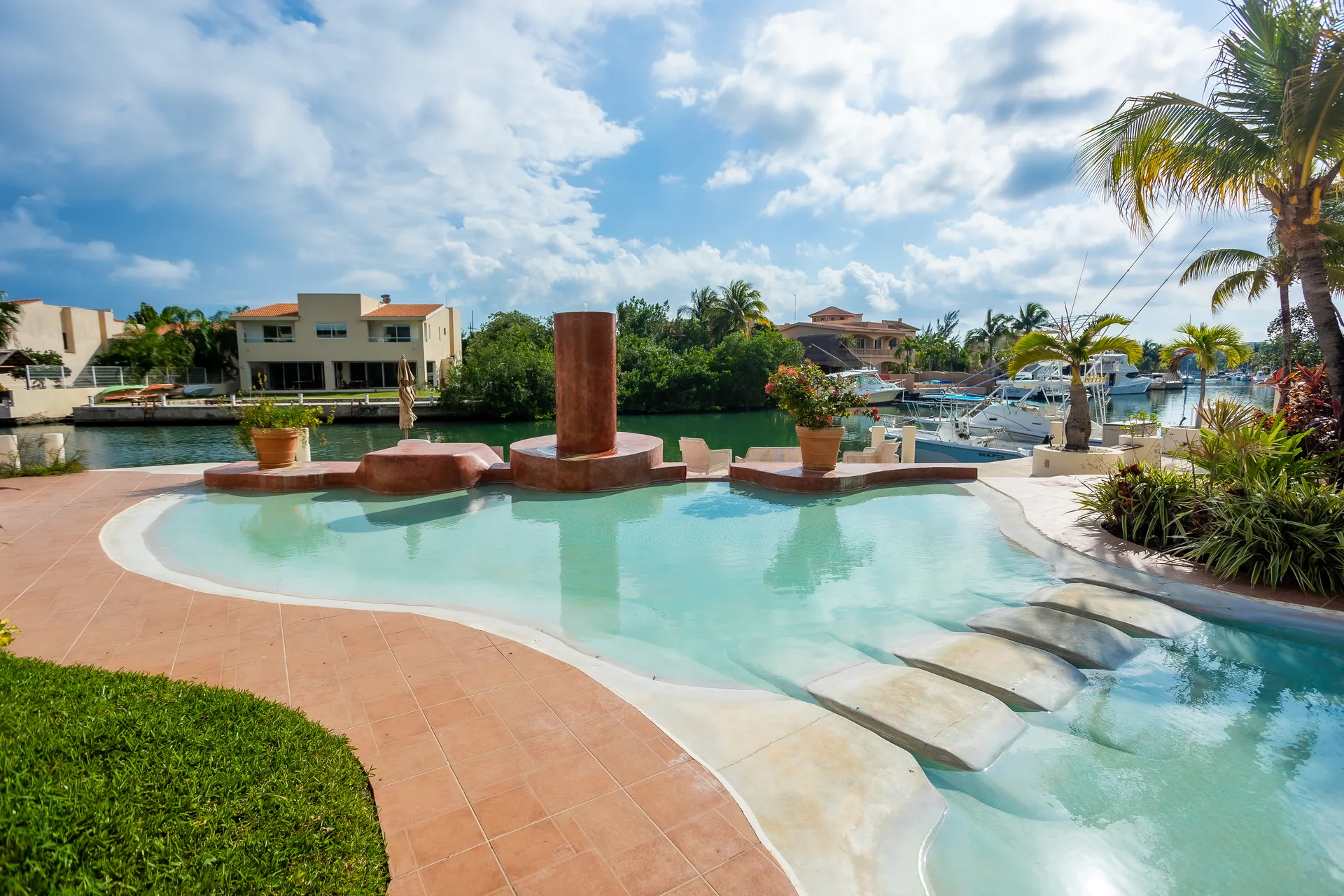 Gorgeous 2 BD - PH on a Canal w/ Large Private Rooftop Deck. photo 4