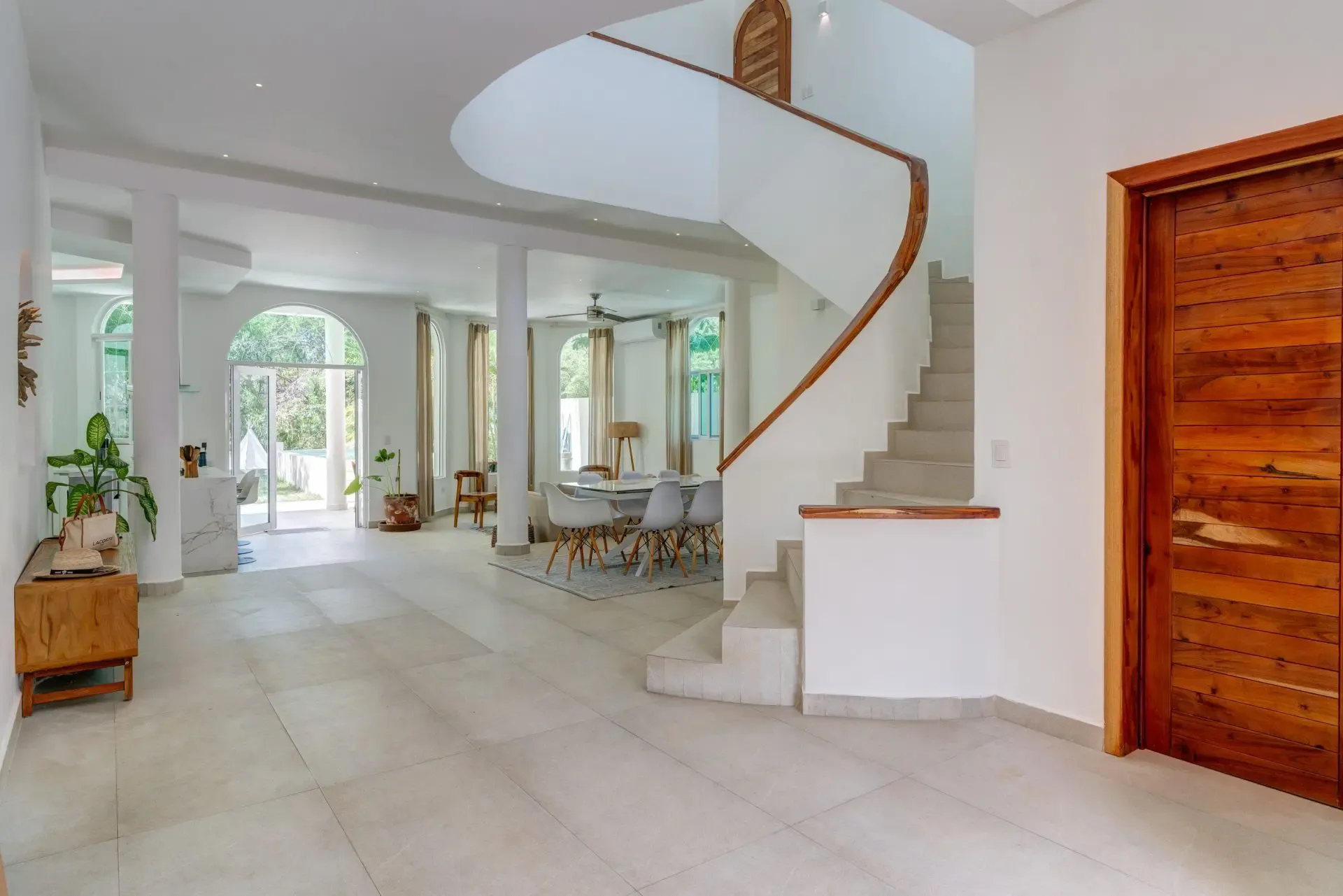 Elegant 4 Bedroom house + Guest House on Golf Course photo 2