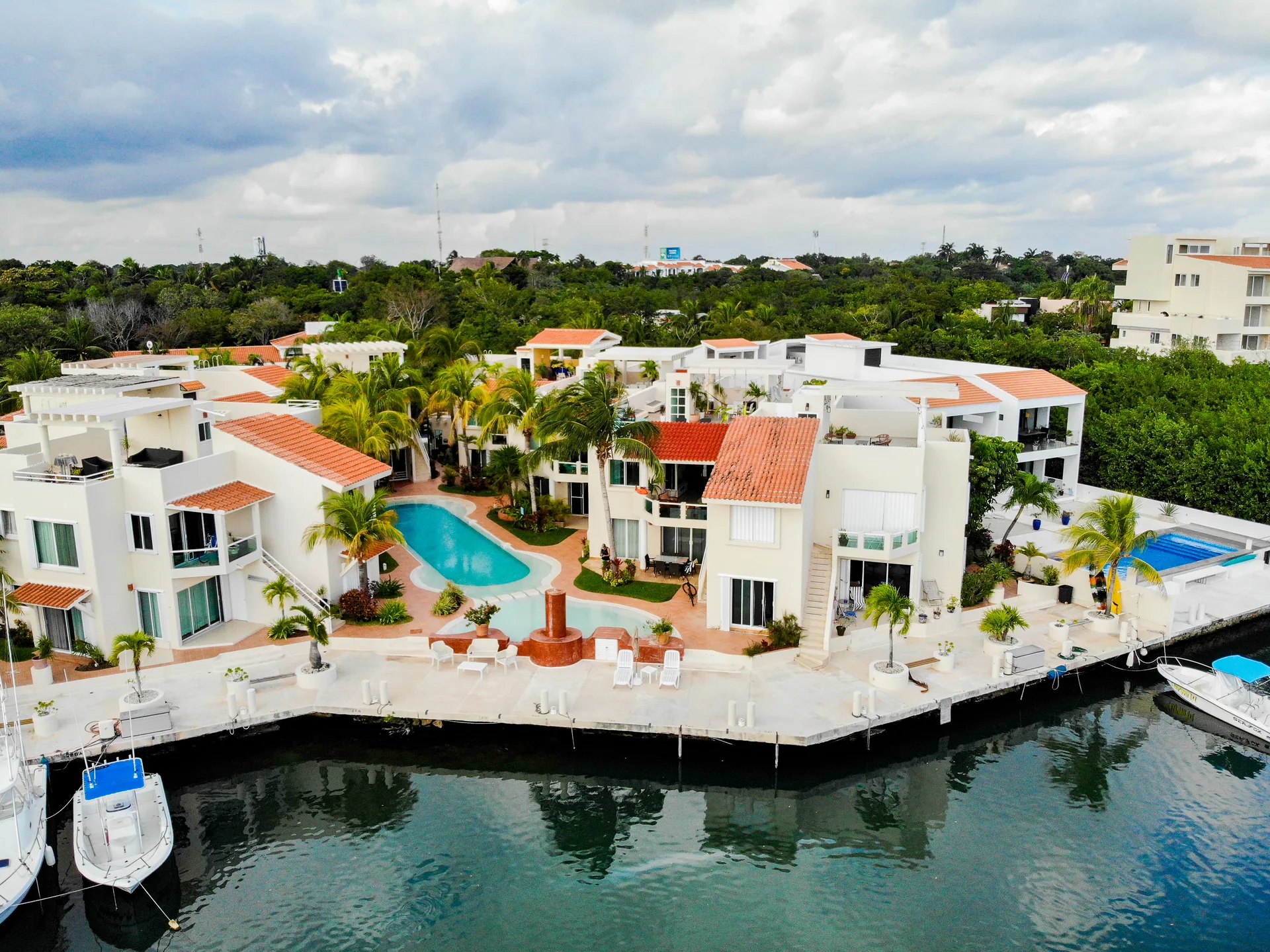 Gorgeous 2 BD - PH on a Canal w/ Large Private Rooftop Deck. photo 1