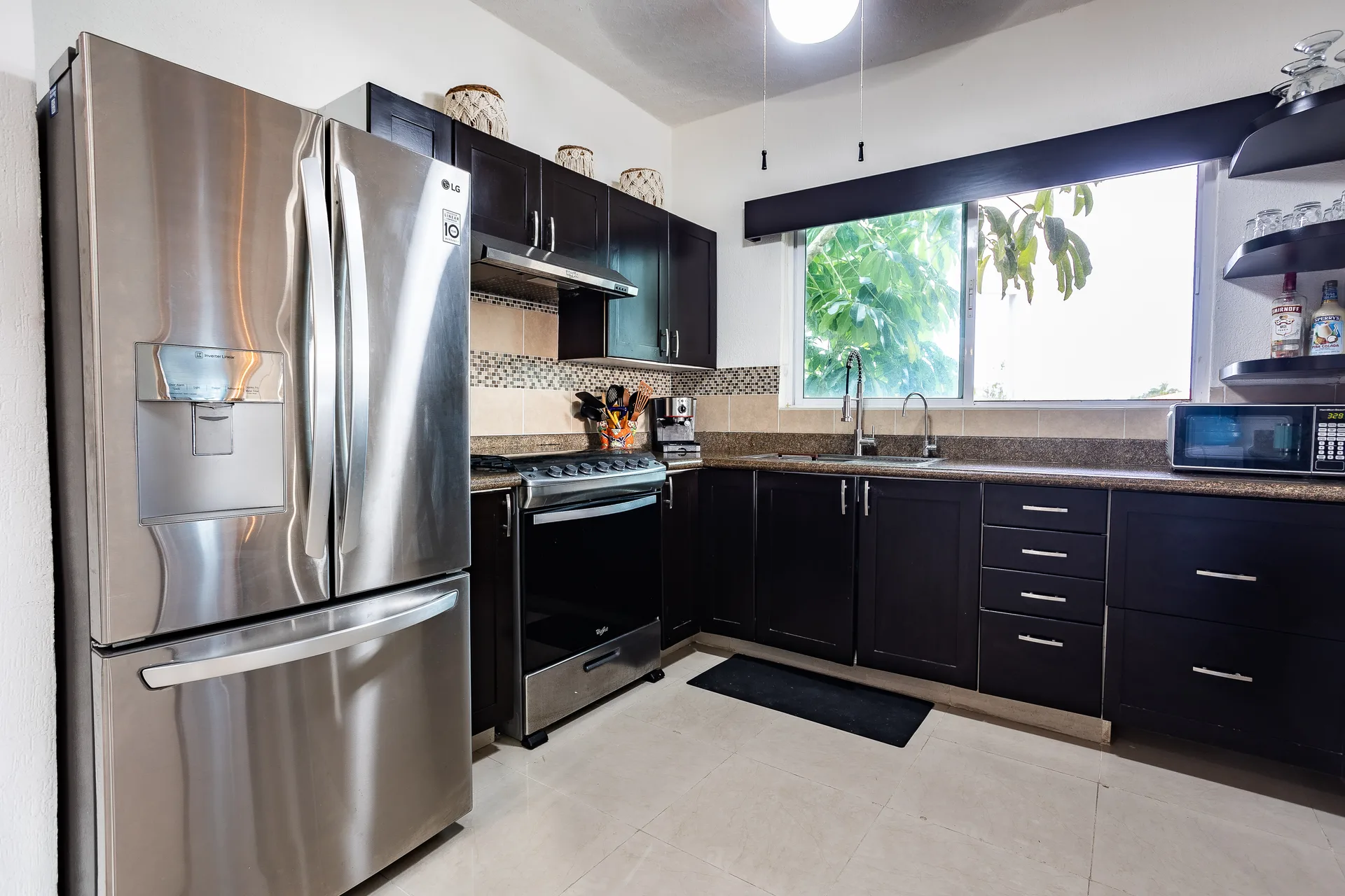 Gorgeous 2 BD - PH on a Canal w/ Large Private Rooftop Deck. photo 4