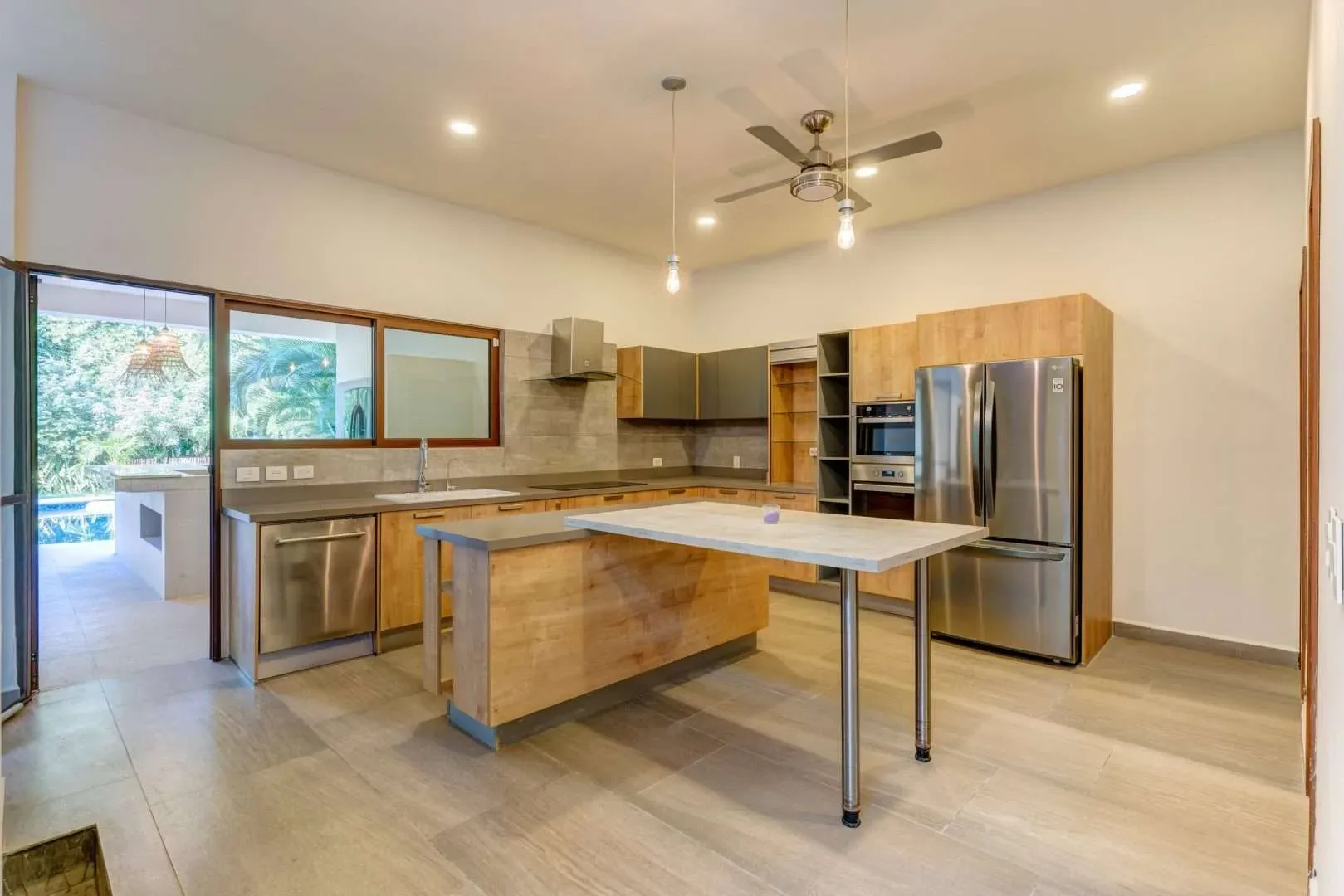 Contemporary 4 Bedroom Villa with High Ceilings and Access to Golf Course photo 4