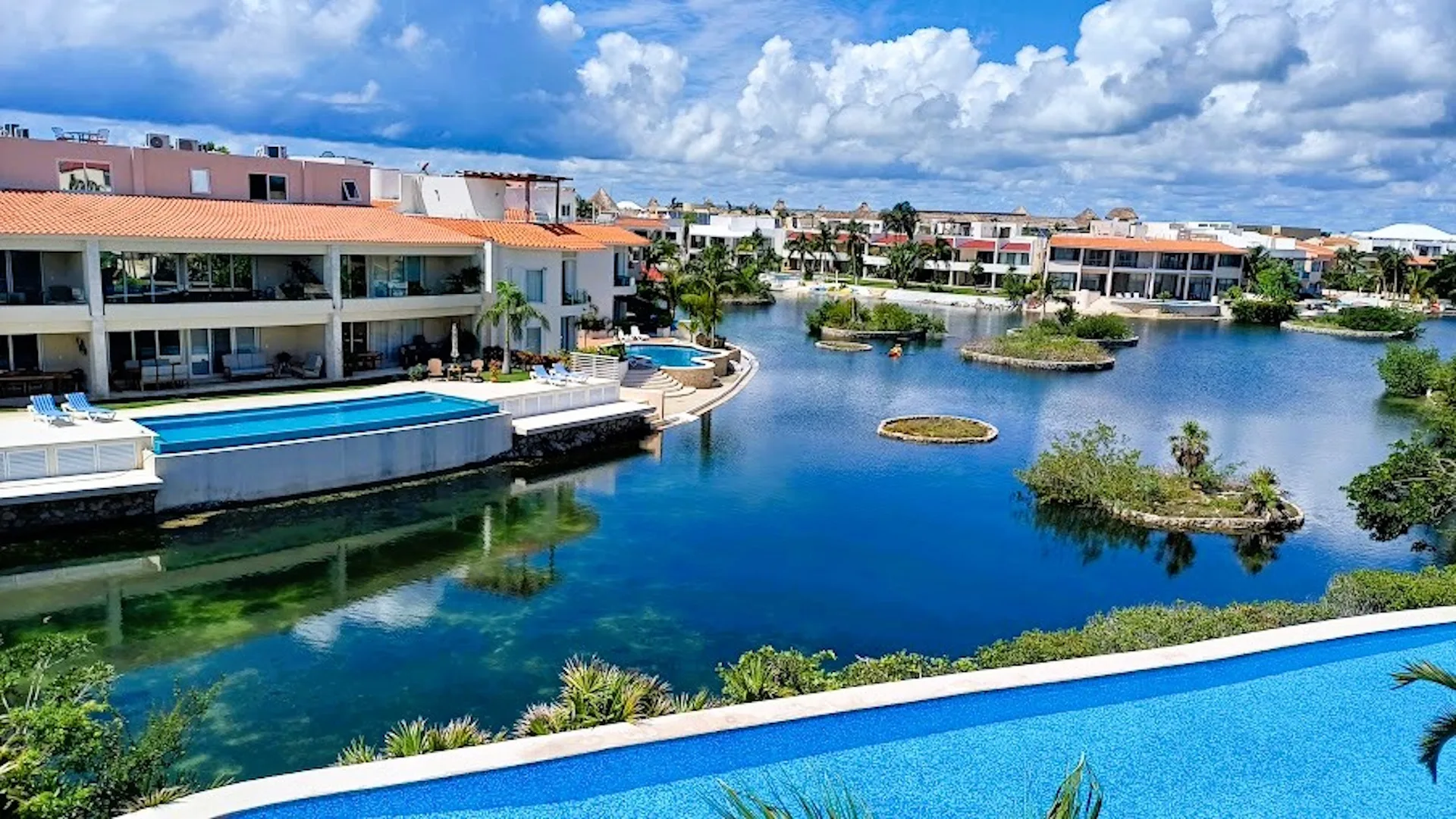 Bay Blue • 2BR on the Lagoon, close to the beach photo 1