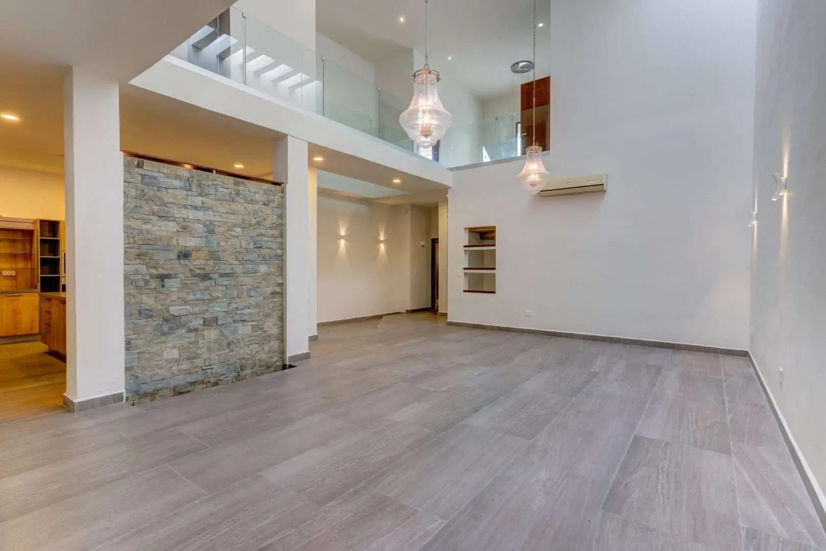 Contemporary 4 Bedroom Villa with High Ceilings and Access to Golf Course photo 3