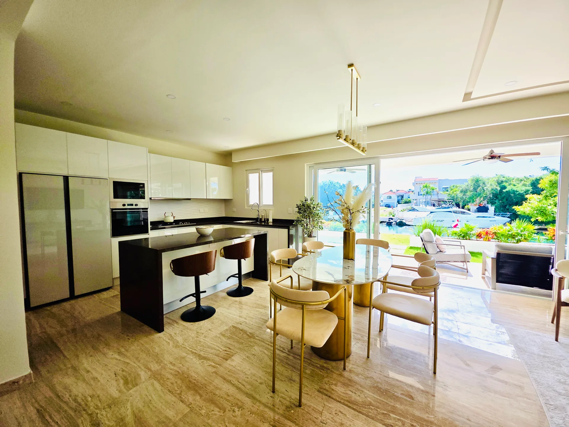 Beautifully Designed Modern 2 Bedroom with Canal View photo 4