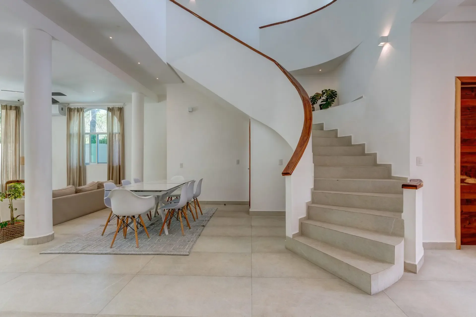 Elegant 4 Bedroom house + Guest House on Golf Course photo 3