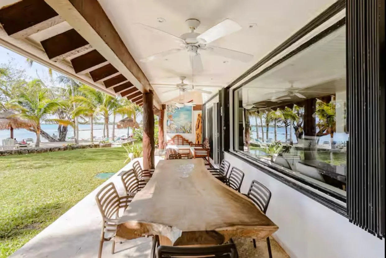 Beachfront 5 bedroom House photo 1