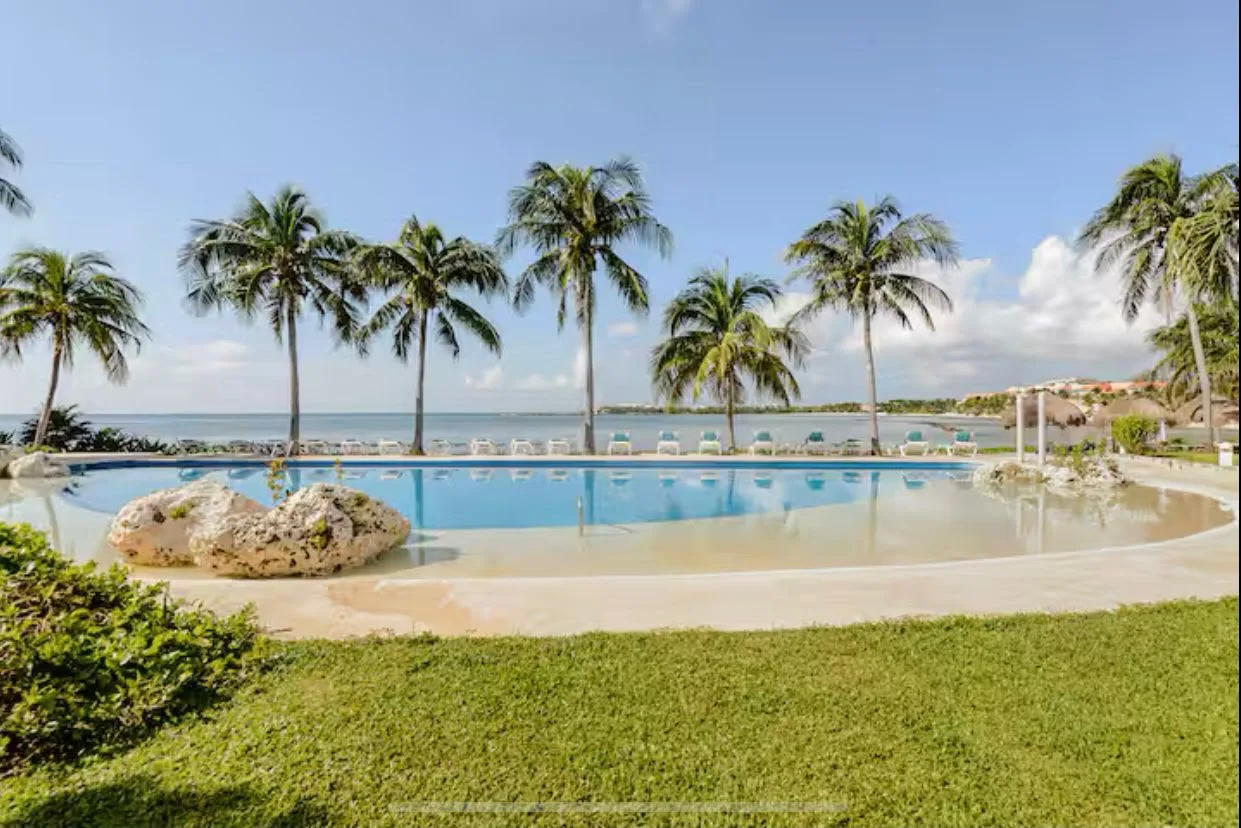Beachfront 5 bedroom House photo 2