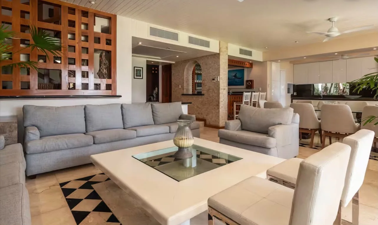 Beachfront 5 bedroom House photo 3